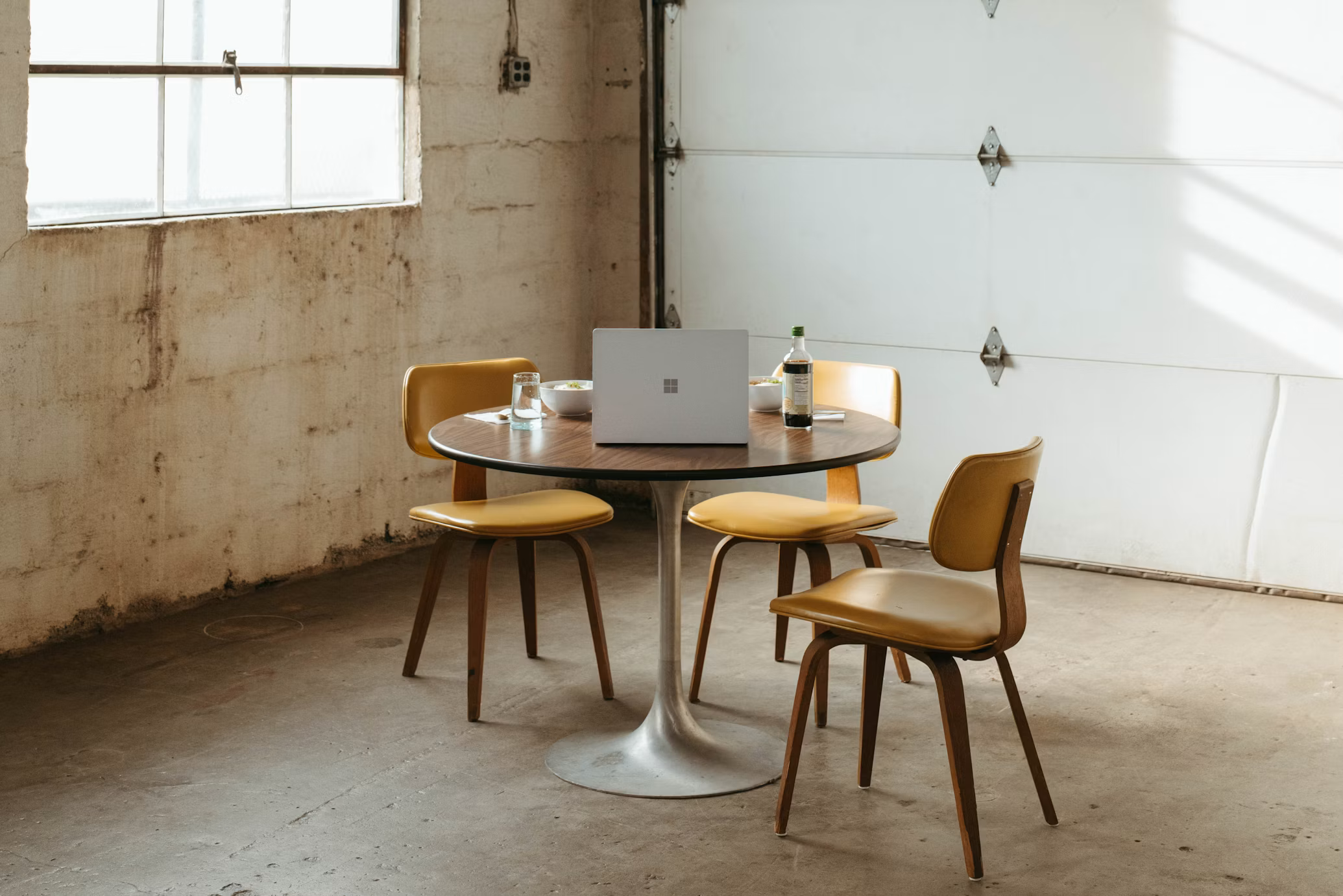 Das Team von Blush & Brief am Arbeitsplatz